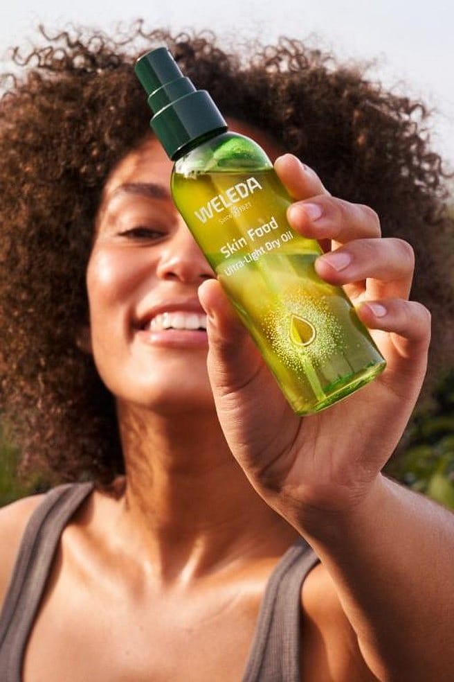 Vrouw smeert benen in