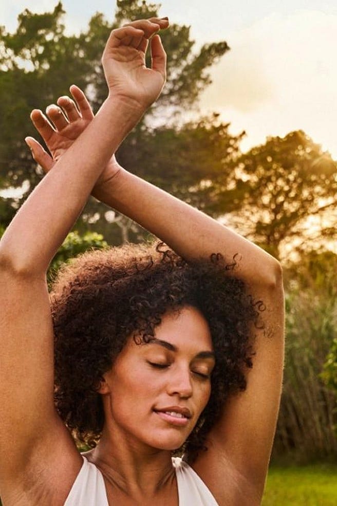 Femme avec les bras en l'air
