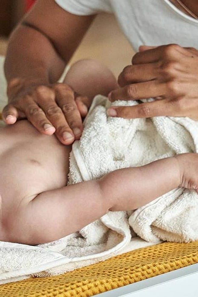 Moeder geeft haar baby een massage