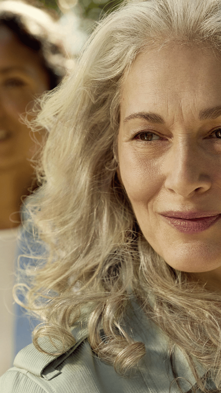 Deux dames debout à l'extérieur