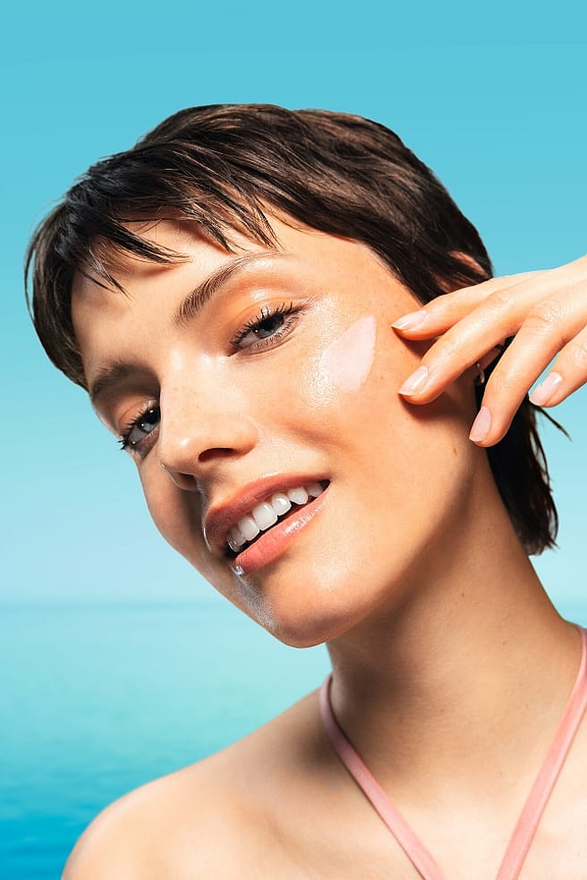 Vrouw met zonnebrand op wang