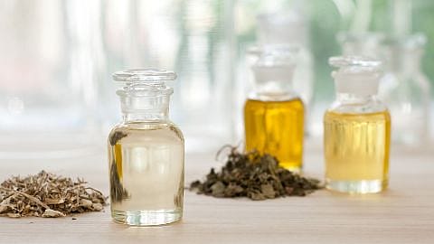 Pflanzenoele in Glasflakons