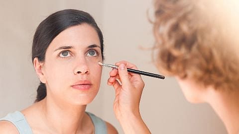 Frau wird geschminkt