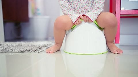 Kleinkind sitzt auf dem Topf