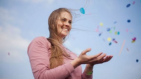 Frau mit braunem langem Haar