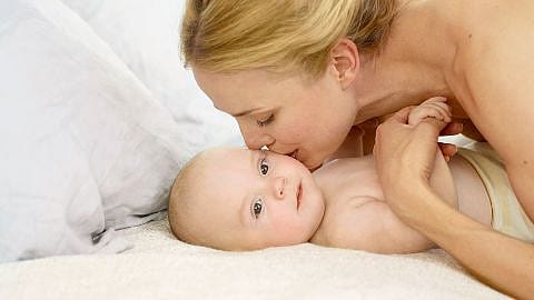 Mutter küsst ihr Baby