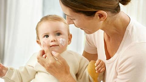 Moeder verzorgt baby