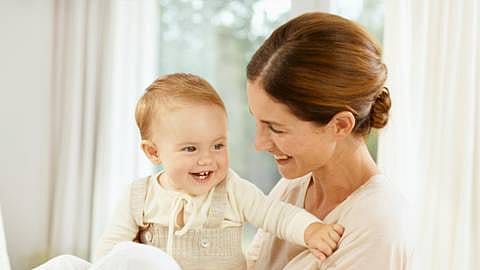 Le bébé est allaité