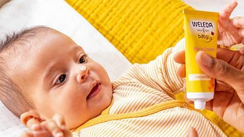 Baby met Weleda Calendula Gezichtscrème