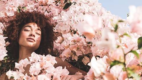 Vrouw tussen de bloemen