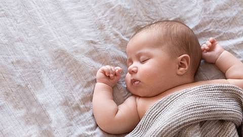 Bébé couché sur un tapis