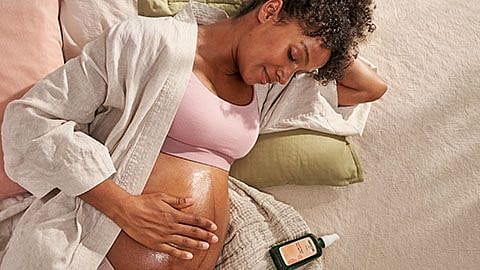 Frau massiert sich den Bauch