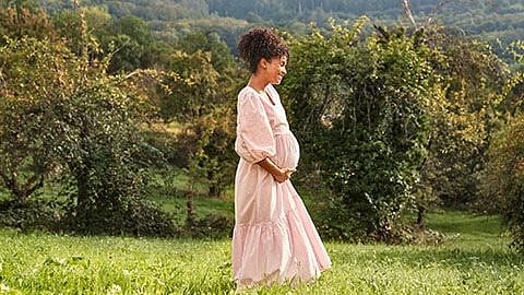 Frau in Kleid auf einer Wiese