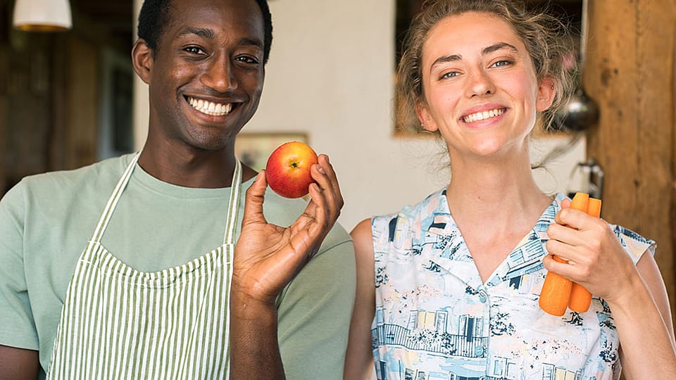 Paar mit Apfel und Karotten