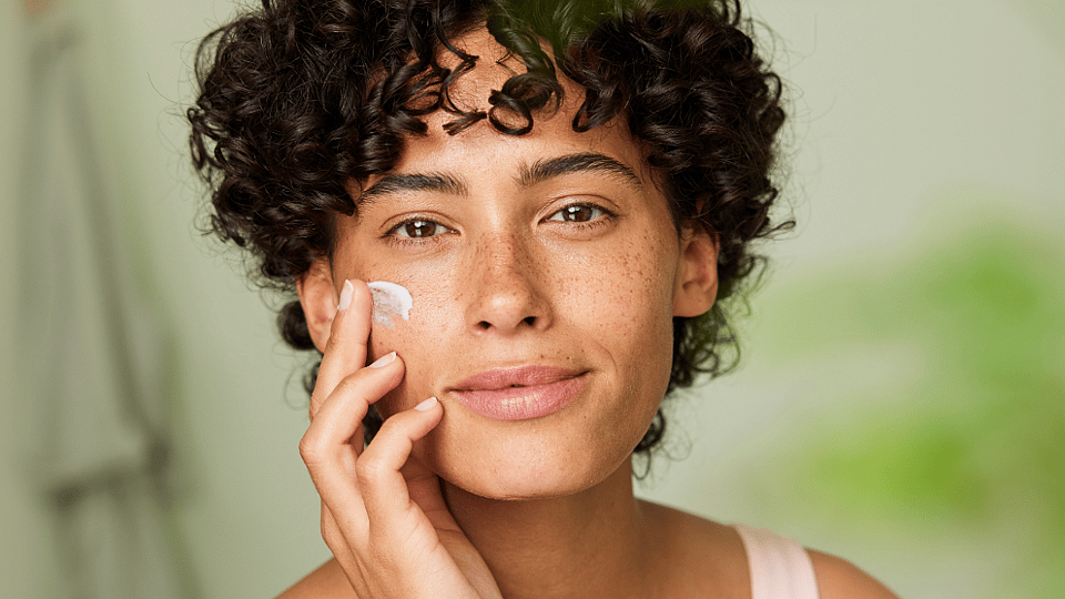 Une femme se lave le visage