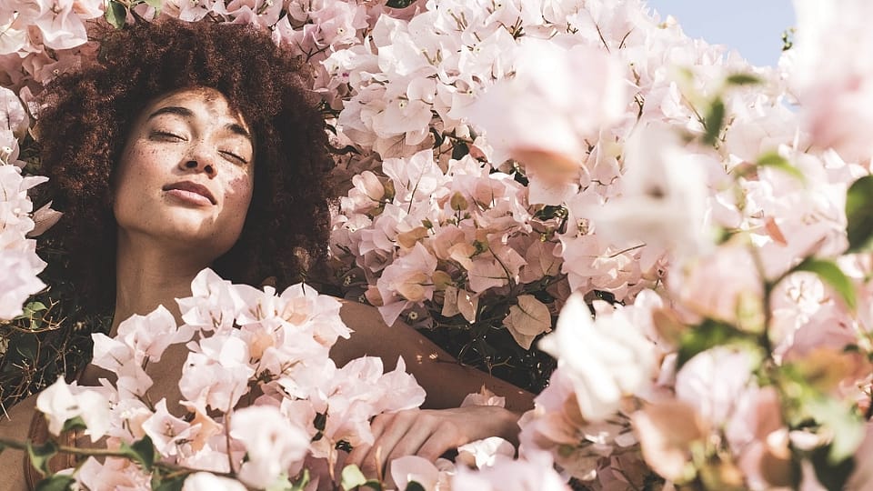 Vrouw tussen de bloemen