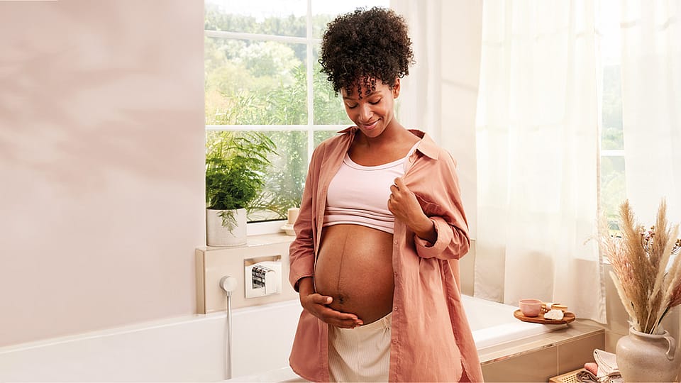 Schwangere Frau im Badezimmer