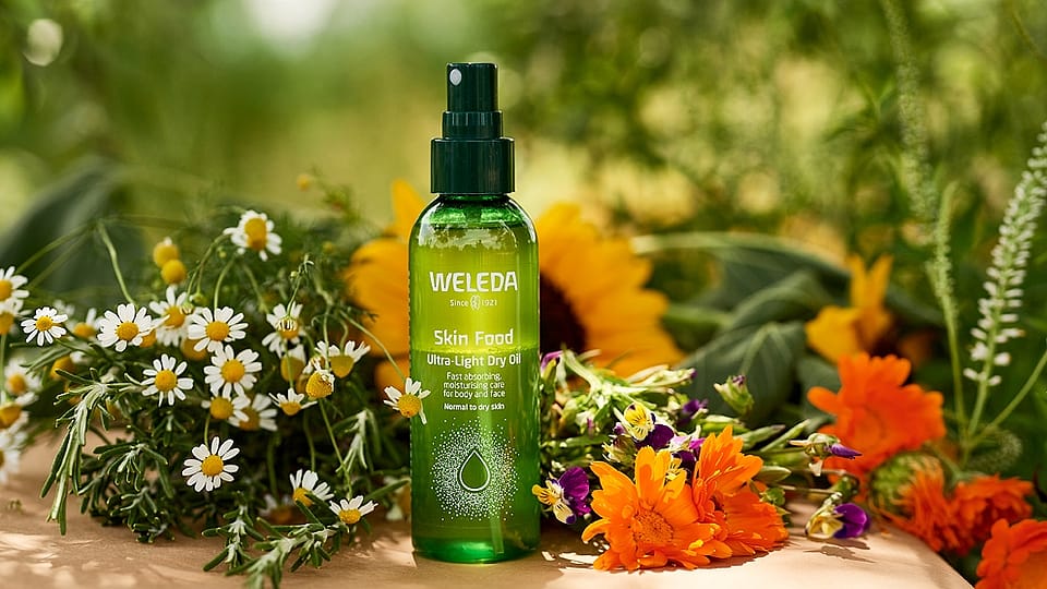 Skin Food Ultra-Light Dry Oil umringt von Blüten