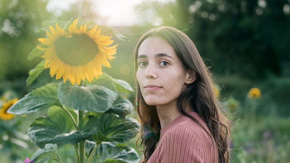 Frau in einem Sonnenblumenfeld an einem sonnigen Tag
