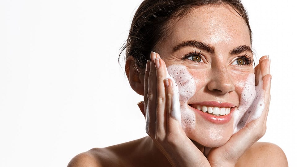 Reinigungsschaum im Gesicht
