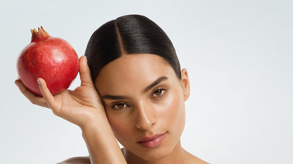 Frau mit einer Granatapfel