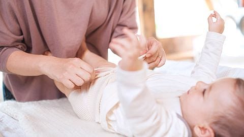Baby wird gewickelt