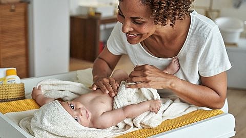 Baby mit Mutter