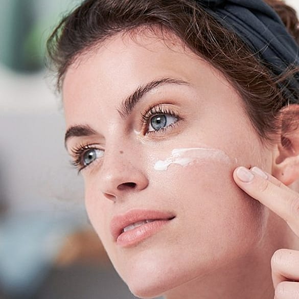 femme appliquant de la crème