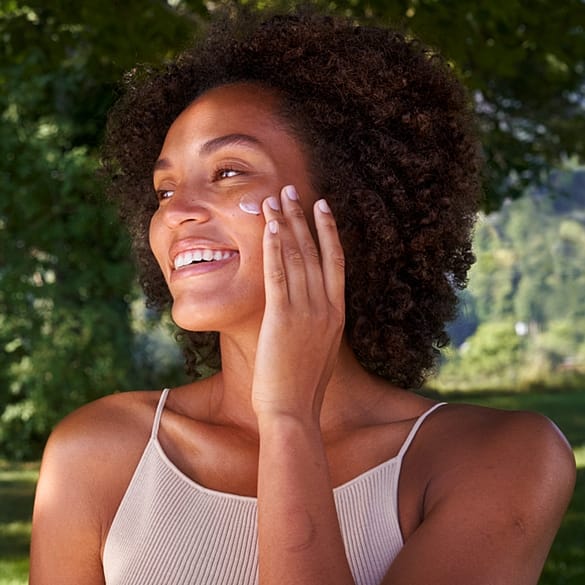Vrouw smeert Skin Food Voedende Gezichtsverzorging op