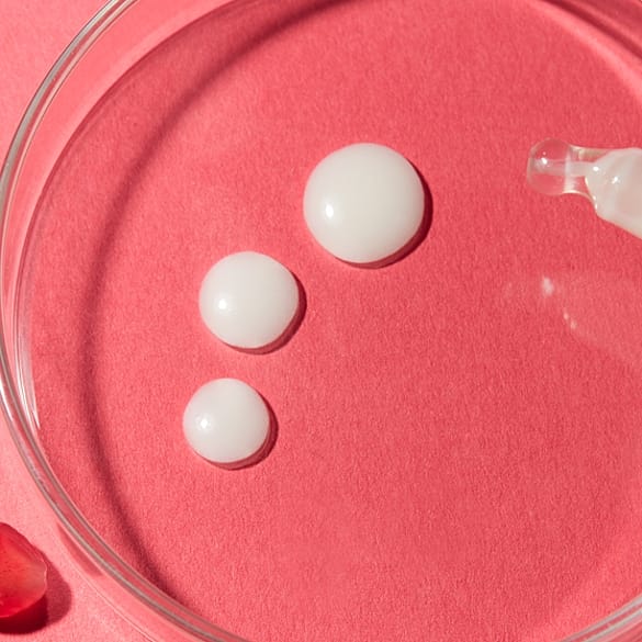 Pipette mit Glasschale und Tropfen der Tagescreme