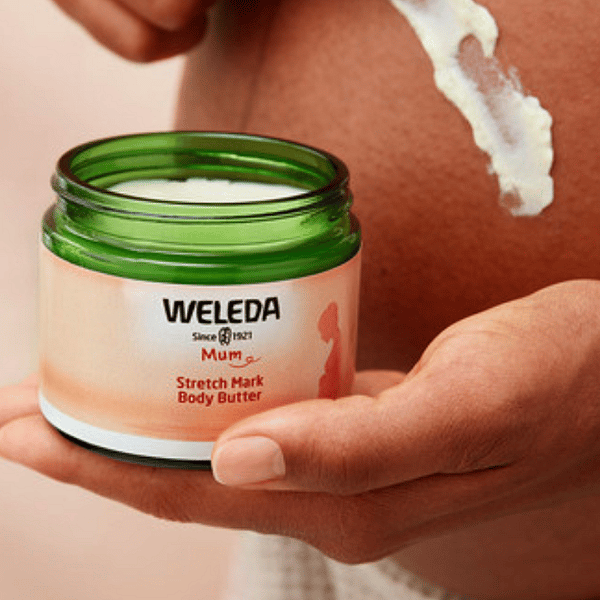 mujer embarazada aplicandose balsamo antiestrias