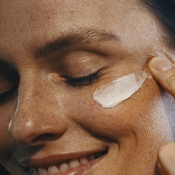 Crema de Día Reafirmante de Granada y Péptidos de Maca