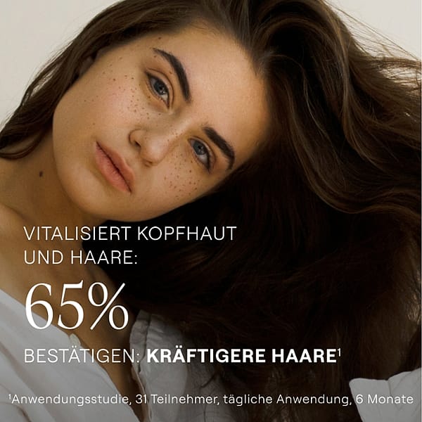 Frau mit langen, dunklen Haaren. Vitalisiert Kopfhaut und Haare. 65% bestätigen: kräfitigere Haare. Anwendungsstudie mit 31 Teilnehmer bei täglicher Anwendung über 6 Monate.