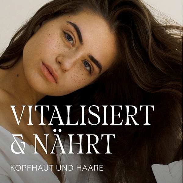 Frau mit langen, dunklen Haaren. Vitalisiert und nährt Kopfhaut und Haare.