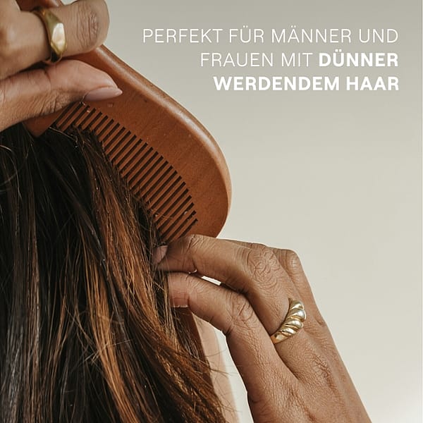 Frau von hinten kämmt sich die Haare. Perfekt für Männer und Frauen mit dünner werdendem Haar.