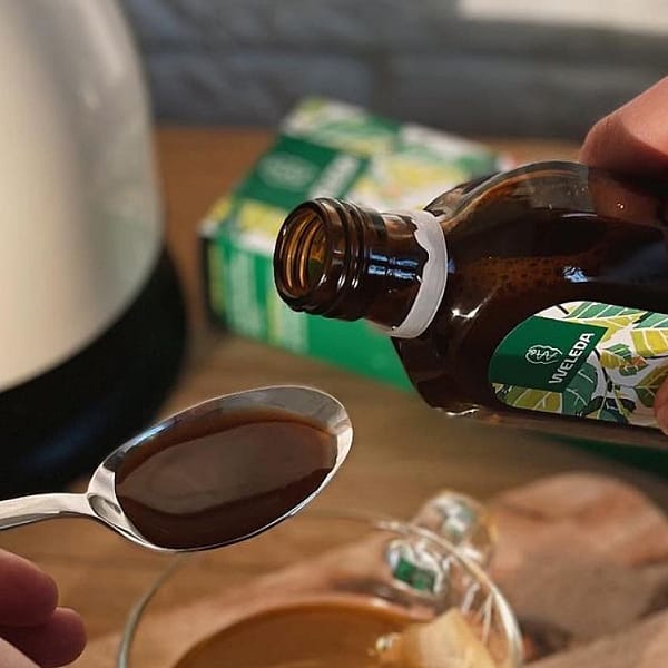 sirviendo zumo de abedul de weleda