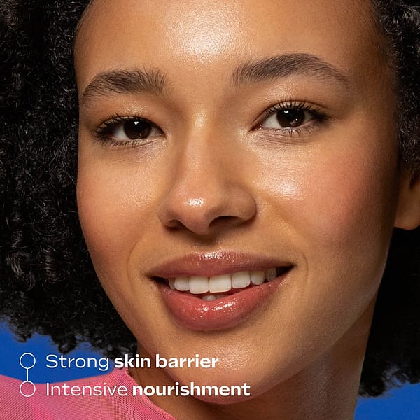 Close-up of a smiling woman with glowing skin, highlighting the benefits of Weleda Extra Rich Omega Serum Booster Drops for a strong skin barrier and intensive nourishment.